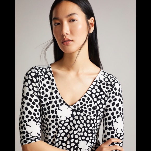 New With Tags Ted Baker London Womens Lucyz V-neck Fitted Tee Multiple Sizes - Picture 4 of 8